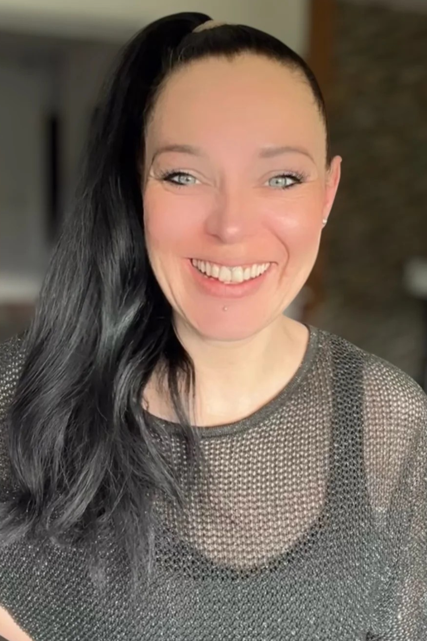 Anja Knoblauch, Gründerin von Spirit Rain Creations, lächelnd vor einer stilvollen Kulisse. Kreative Macherin hinter handgefertigten Kerzen, Windlichter und Workshops für Hundeleinen.