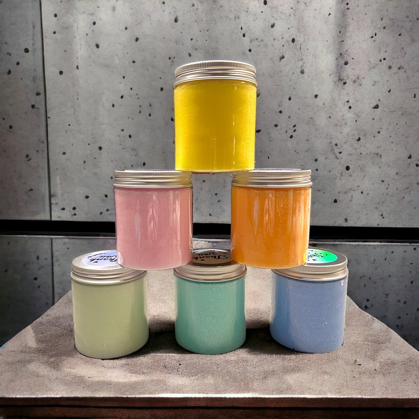 Handgefertigter Kerzensand - feine Wachskristalle in sanften Farben, für kreative Tischdekoration, nachhaltig verpackt in wieder verwendbaren PET-Behältern.