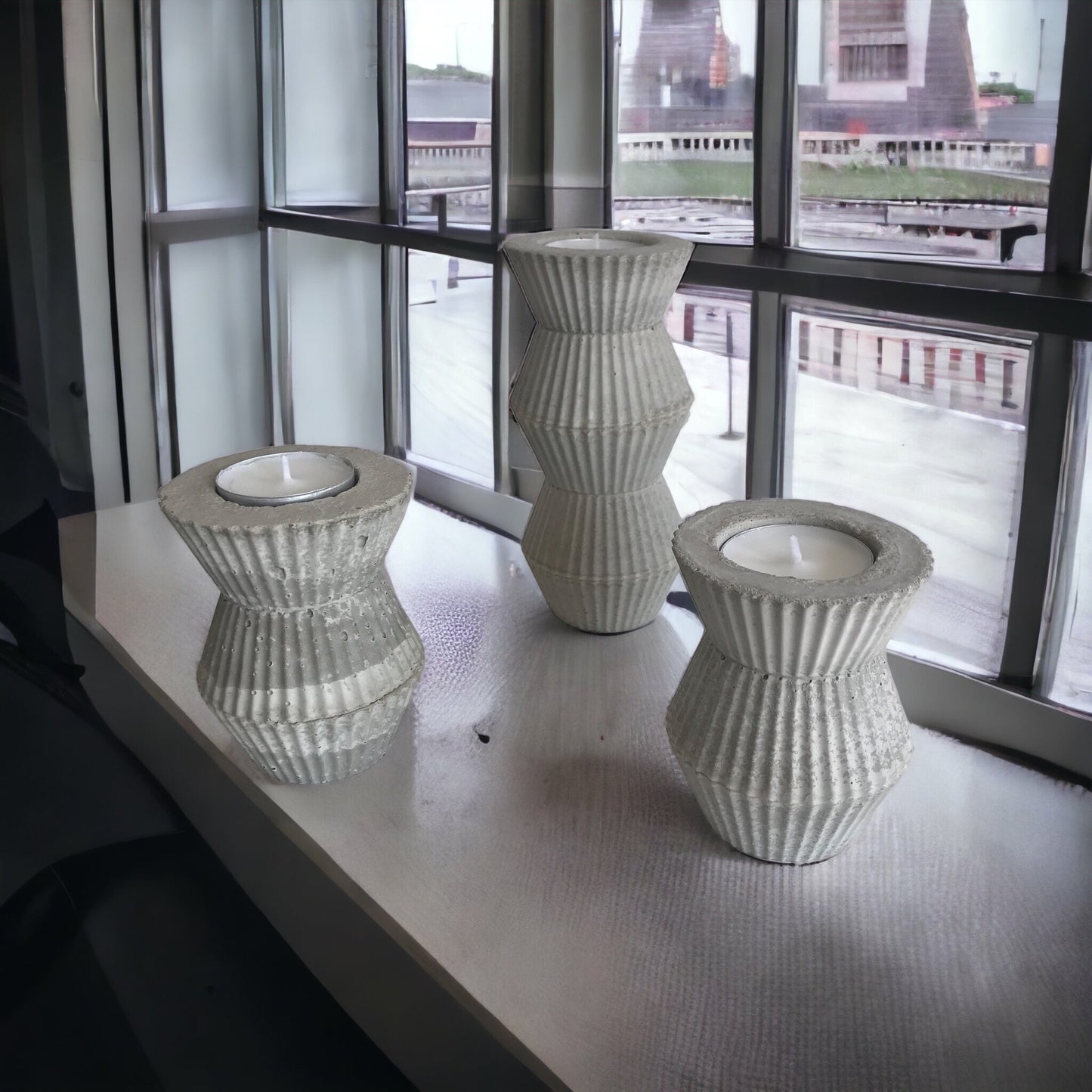 Stilvolle Teelichthalter aus kreativ Beton, inklusive Teelichte.