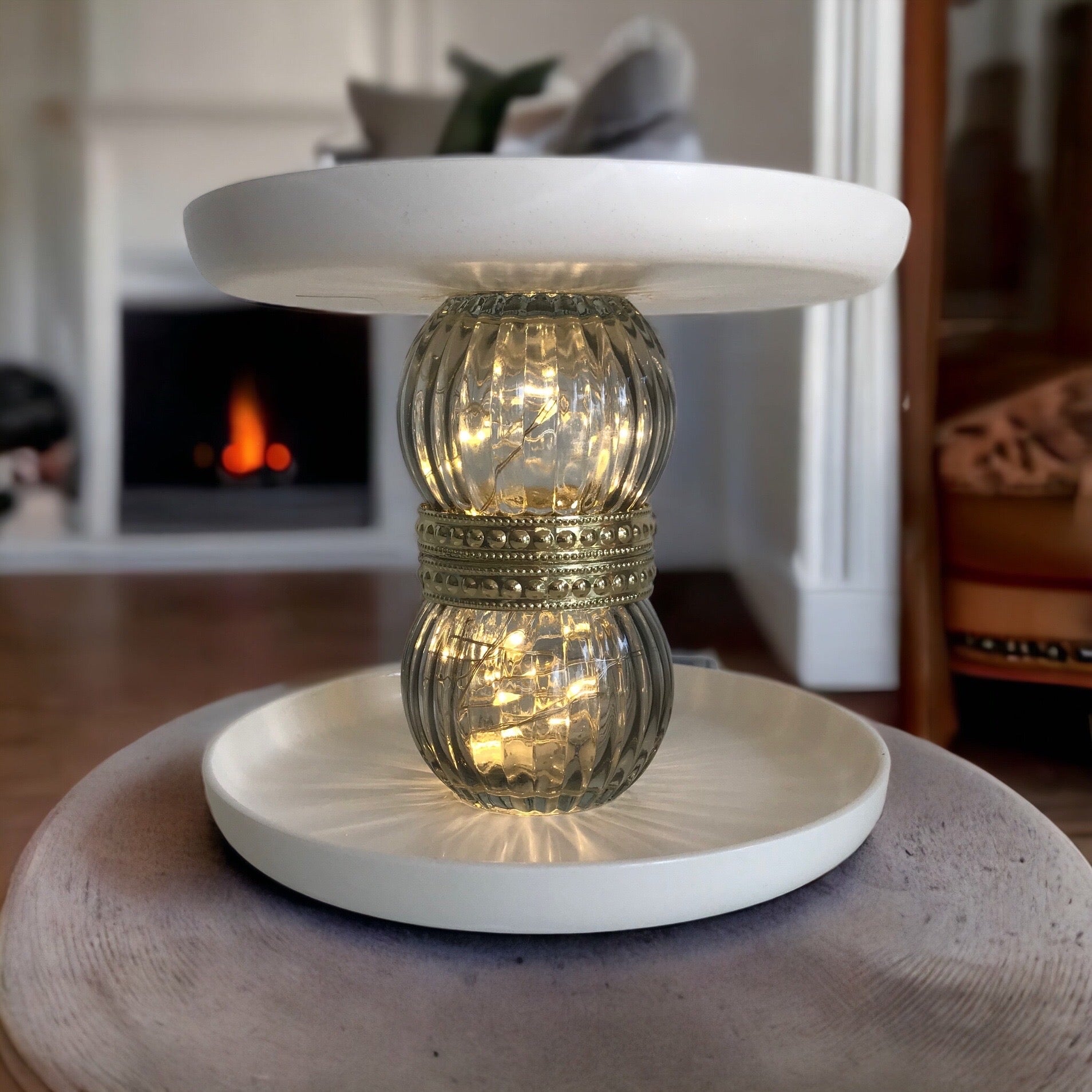 Handgefertigte Lampe mit Ablageflächen oben, wie unten, exklusive Dekoration.