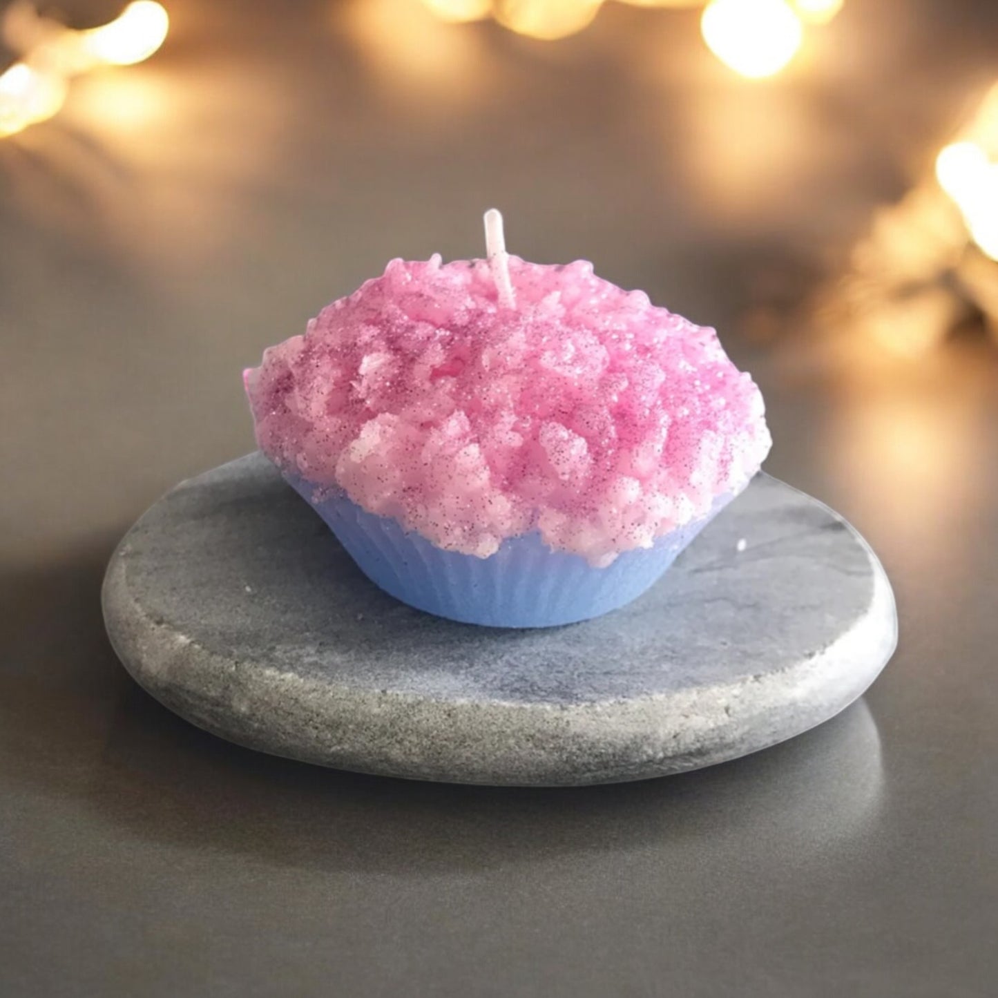 Stilvolle Muffin-Kerze in Rosa mit feinem Glitzer-Effekt, handgefertigt und perfekt für Geburtstage oder gemütliche Abende.