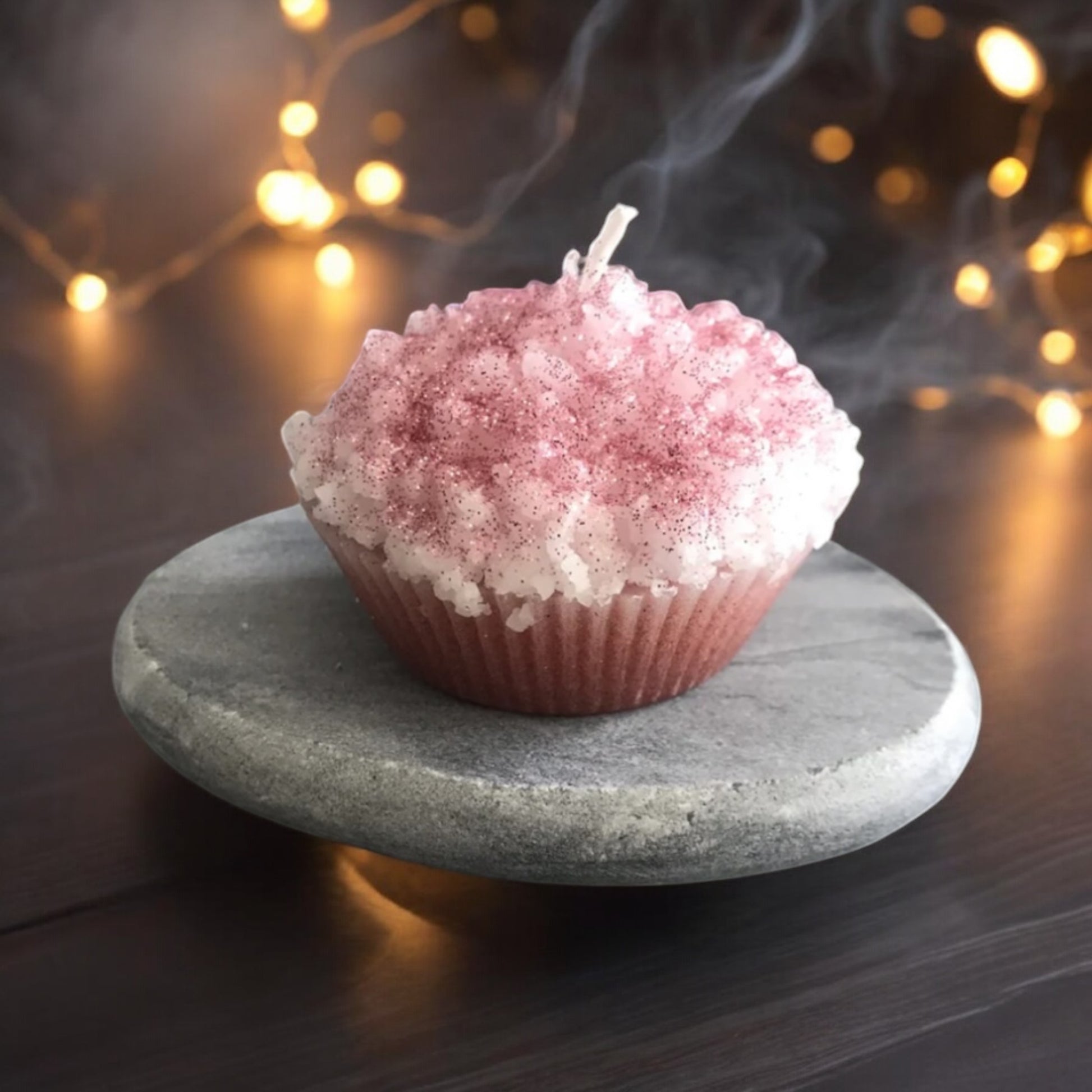 Handgefertigte Muffin-Kerze in Coffee mit weißem Wachs-Topping, auf einem modernen Steinuntergrund. Ideal als einzigartige Geschenkidee oder dekoratives Highlight.