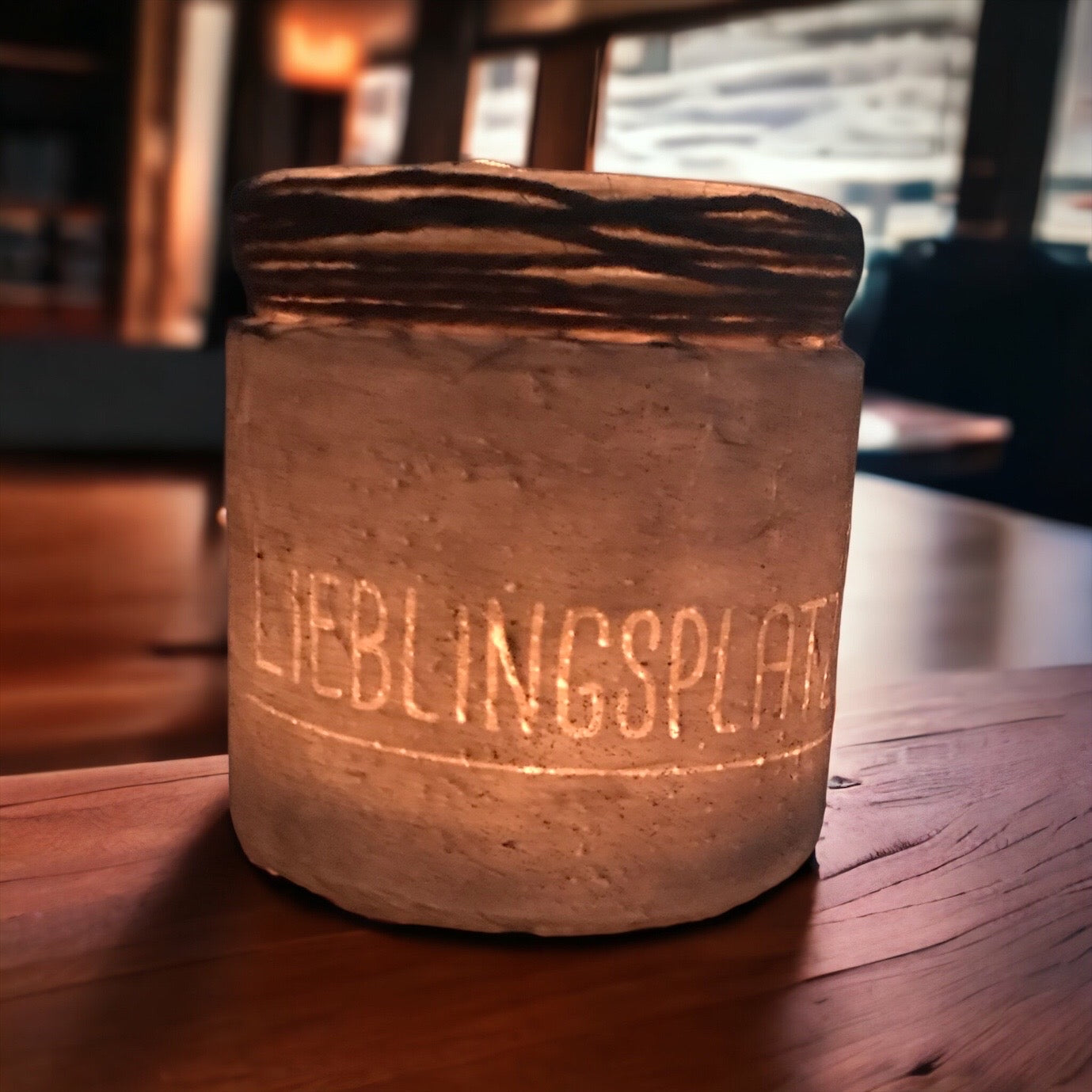 Stilvolles Windlicht mit Motiv, facettenreiches  Deko Glas in weiß.