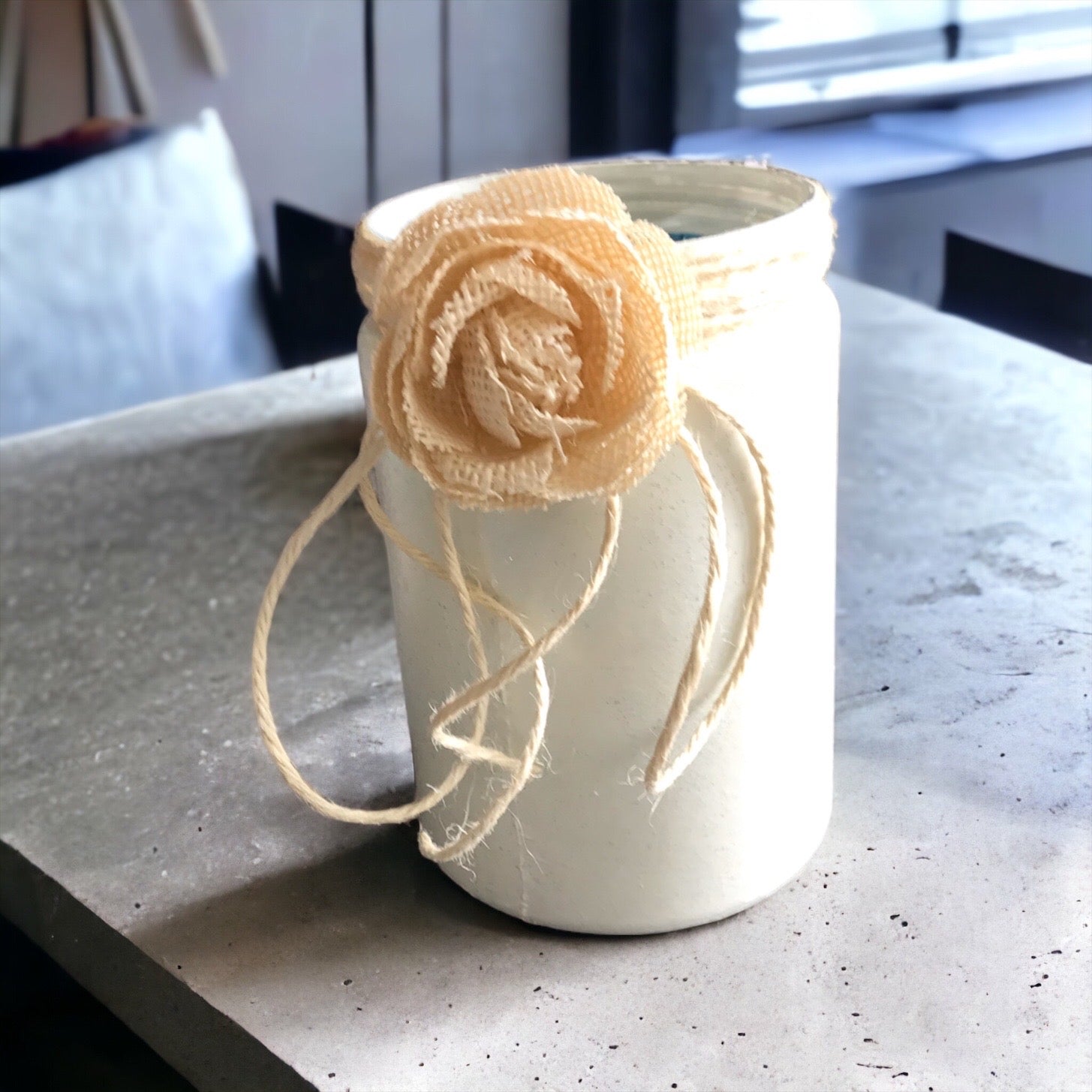 Windlicht / Deko Glas weiß, handgefertigt mit Juteblume verziert.